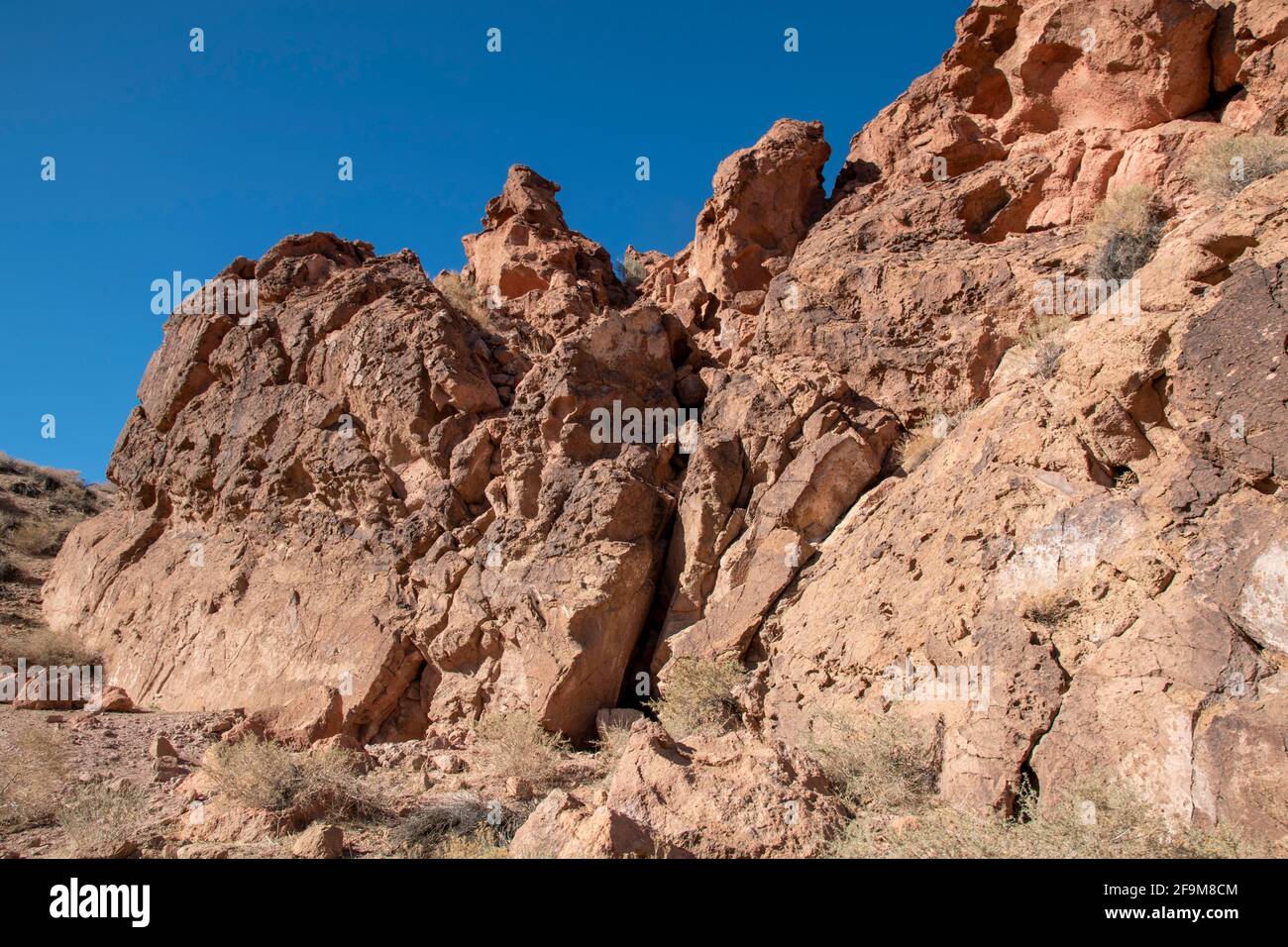 Il Chidago Canyon è un canyon vulcanico naturale della contea di Mono, California, USA, abbastanza largo da consentire il passaggio di un veicolo alla volta. Foto Stock