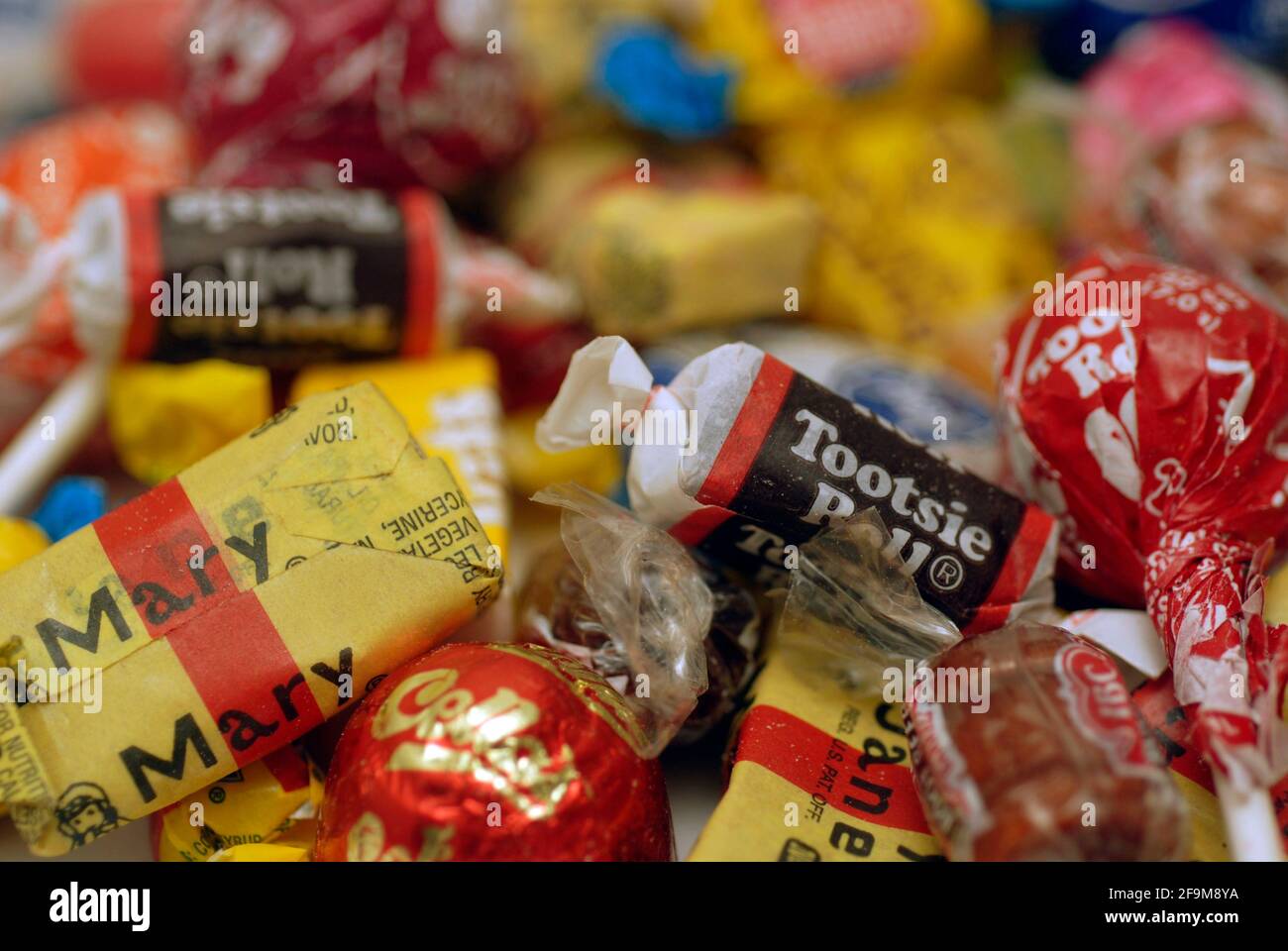 Un assortimento di caramelle singole confezionate singolarmente, inclusi i  rotoli Tootsie. (Foto byÊ Richard B. Levine Foto stock - Alamy