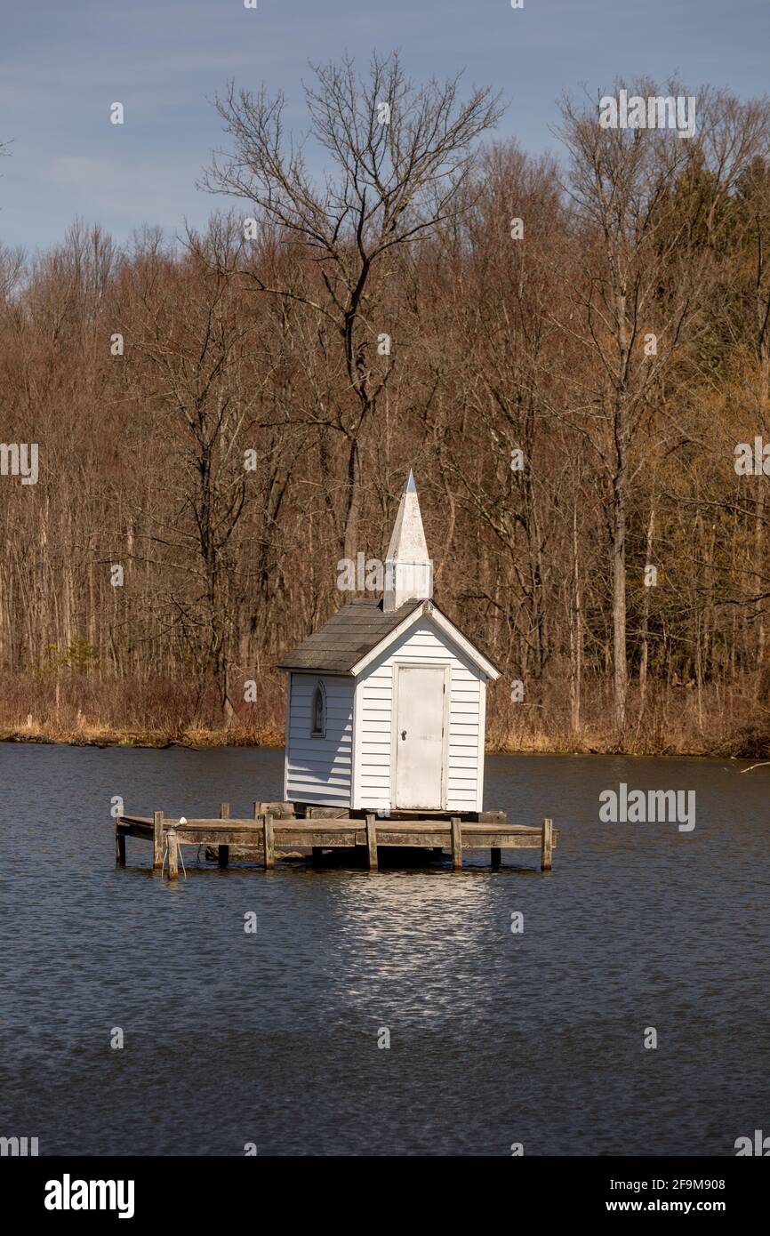 Cross Island Chapel, Oneida, NY, costruita nel 1989 e situata nel mezzo di uno stagno, si ritiene che sia la chiesa più piccola del mondo. Foto Stock