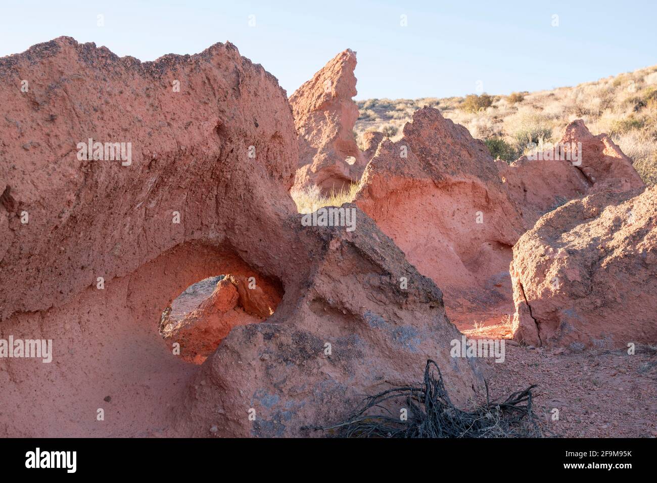 Il Chidago Canyon è un canyon vulcanico naturale della contea di Mono, California, USA, abbastanza largo da consentire il passaggio di un veicolo alla volta. Foto Stock