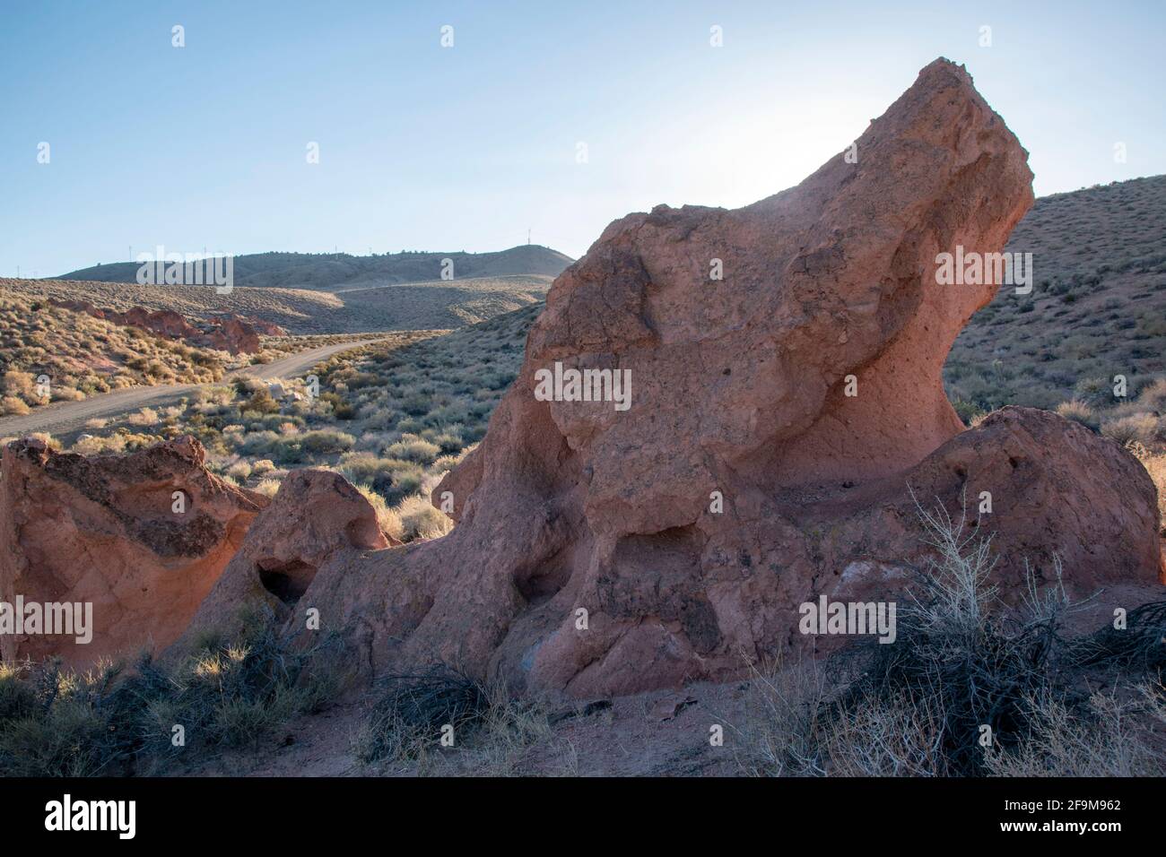 Il Chidago Canyon è un canyon vulcanico naturale della contea di Mono, California, USA, abbastanza largo da consentire il passaggio di un veicolo alla volta. Foto Stock