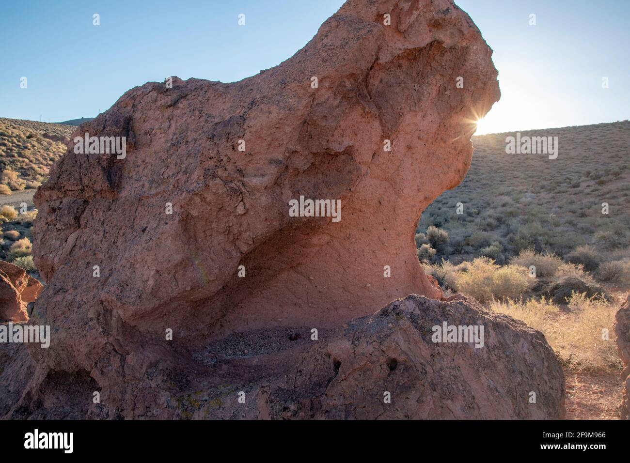 Il Chidago Canyon è un canyon vulcanico naturale della contea di Mono, California, USA, abbastanza largo da consentire il passaggio di un veicolo alla volta. Foto Stock