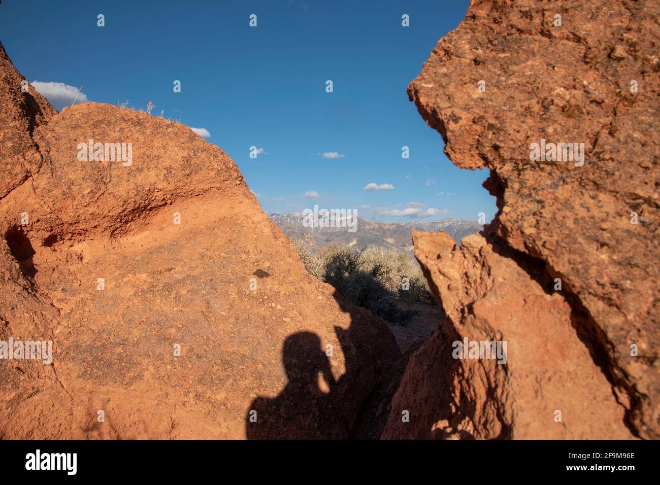 Il Chidago Canyon è un canyon vulcanico naturale della contea di Mono, California, USA, abbastanza largo da consentire il passaggio di un veicolo alla volta. Foto Stock