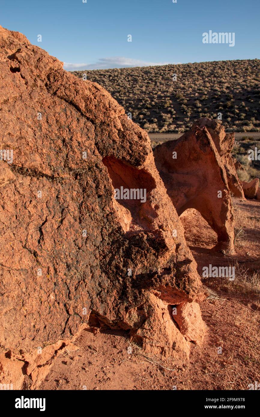 Il Chidago Canyon è un canyon vulcanico naturale della contea di Mono, California, USA, abbastanza largo da consentire il passaggio di un veicolo alla volta. Foto Stock