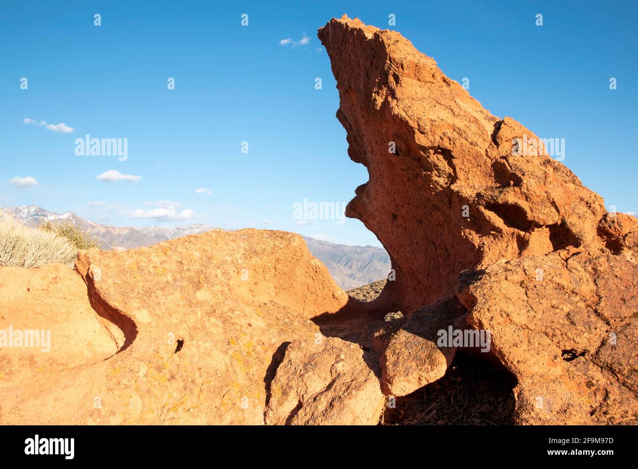 Il Chidago Canyon è un canyon vulcanico naturale della contea di Mono, California, USA, abbastanza largo da consentire il passaggio di un veicolo alla volta. Foto Stock