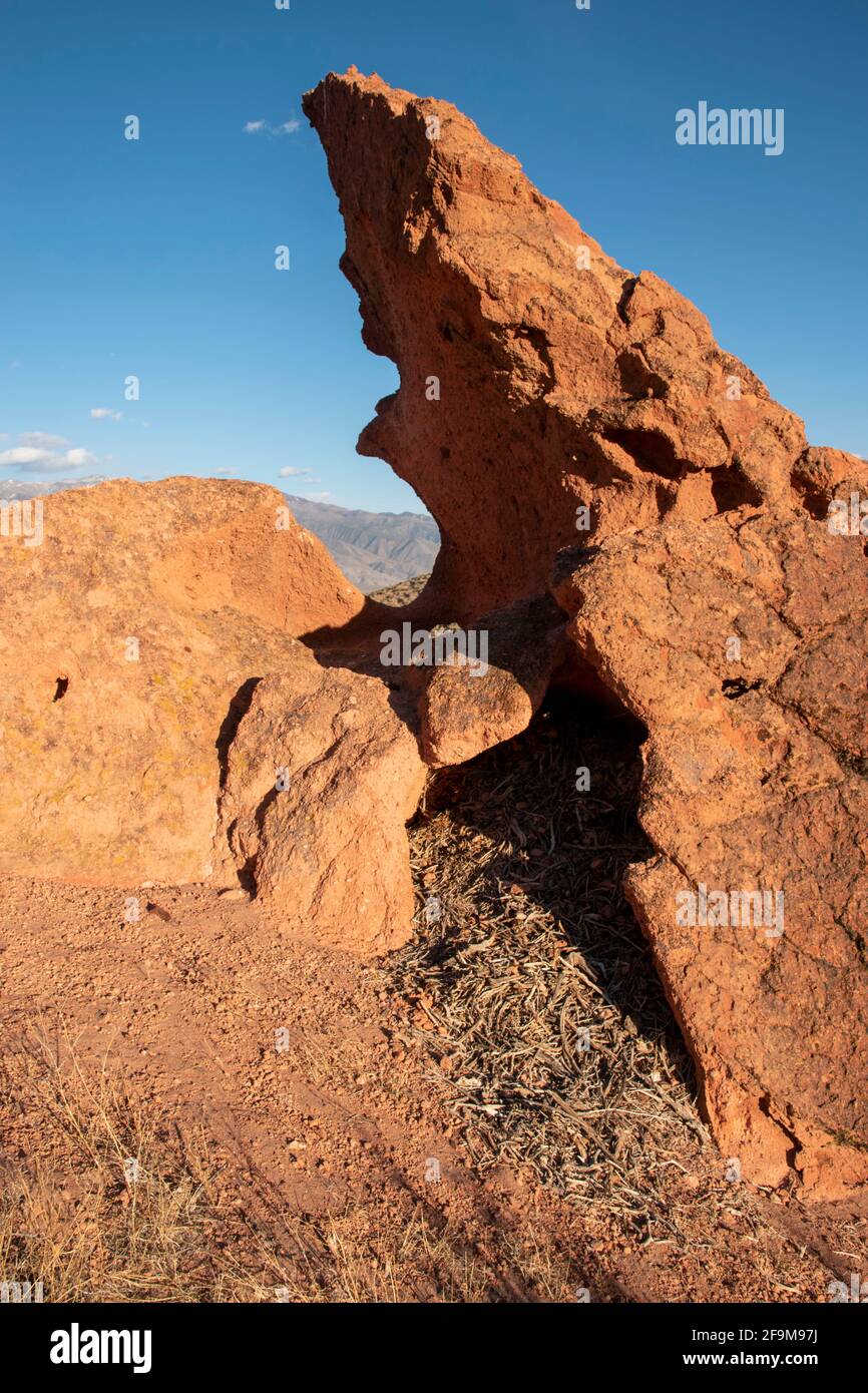 Il Chidago Canyon è un canyon vulcanico naturale della contea di Mono, California, USA, abbastanza largo da consentire il passaggio di un veicolo alla volta. Foto Stock