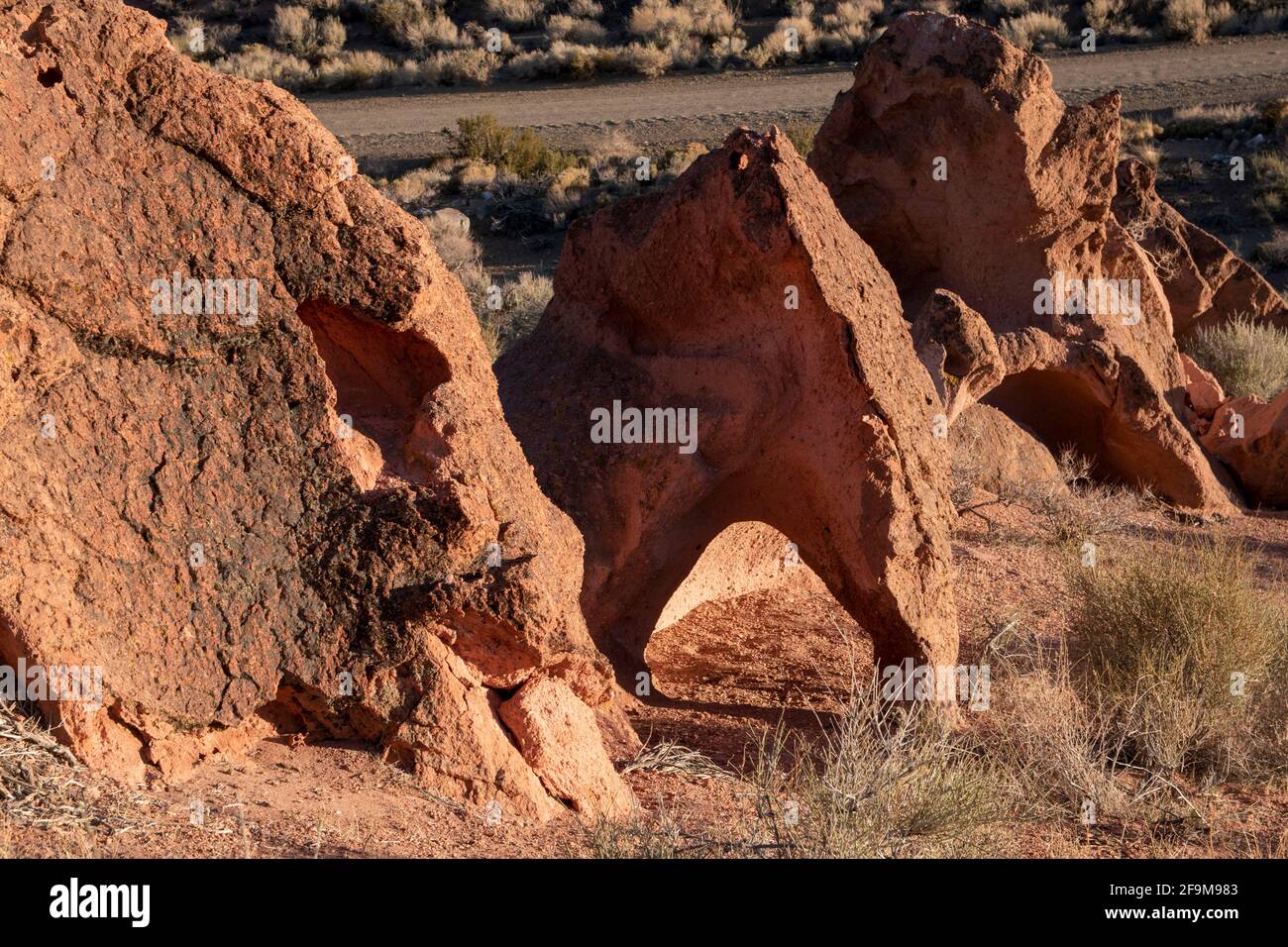 Il Chidago Canyon è un canyon vulcanico naturale della contea di Mono, California, USA, abbastanza largo da consentire il passaggio di un veicolo alla volta. Foto Stock