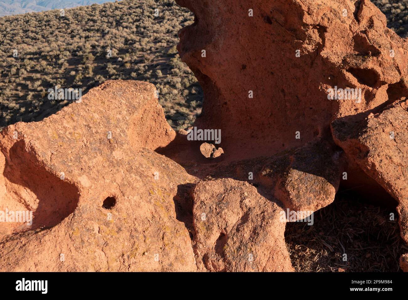 Il Chidago Canyon è un canyon vulcanico naturale della contea di Mono, California, USA, abbastanza largo da consentire il passaggio di un veicolo alla volta. Foto Stock
