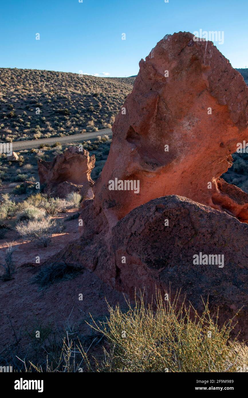 Il Chidago Canyon è un canyon vulcanico naturale della contea di Mono, California, USA, abbastanza largo da consentire il passaggio di un veicolo alla volta. Foto Stock