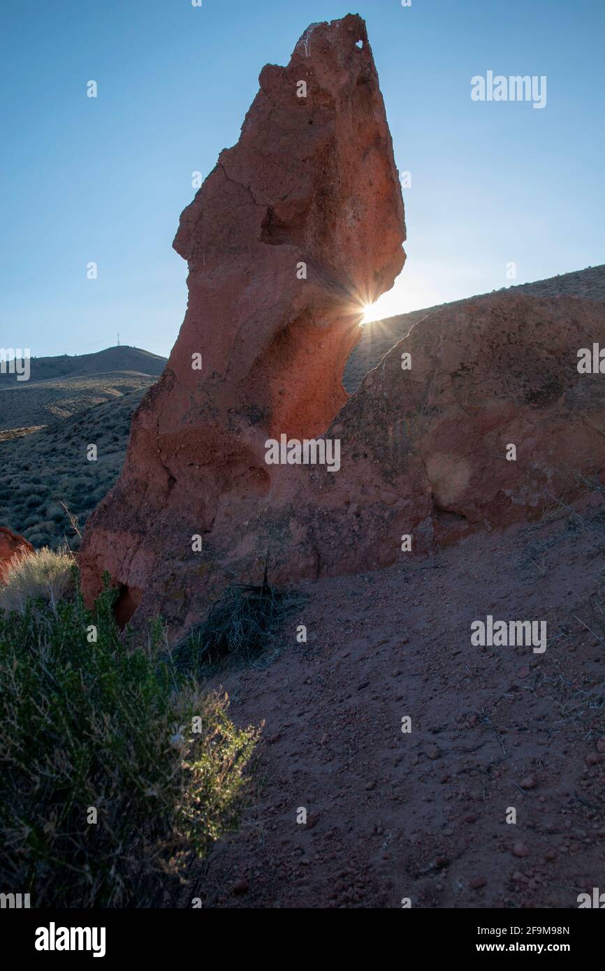 Il Chidago Canyon è un canyon vulcanico naturale della contea di Mono, California, USA, abbastanza largo da consentire il passaggio di un veicolo alla volta. Foto Stock