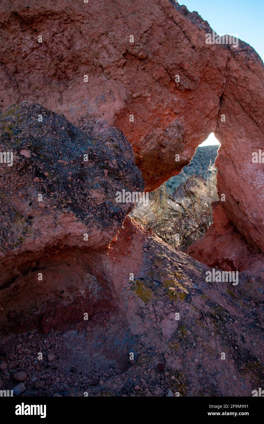 Il Chidago Canyon è un canyon vulcanico naturale della contea di Mono, California, USA, abbastanza largo da consentire il passaggio di un veicolo alla volta. Foto Stock