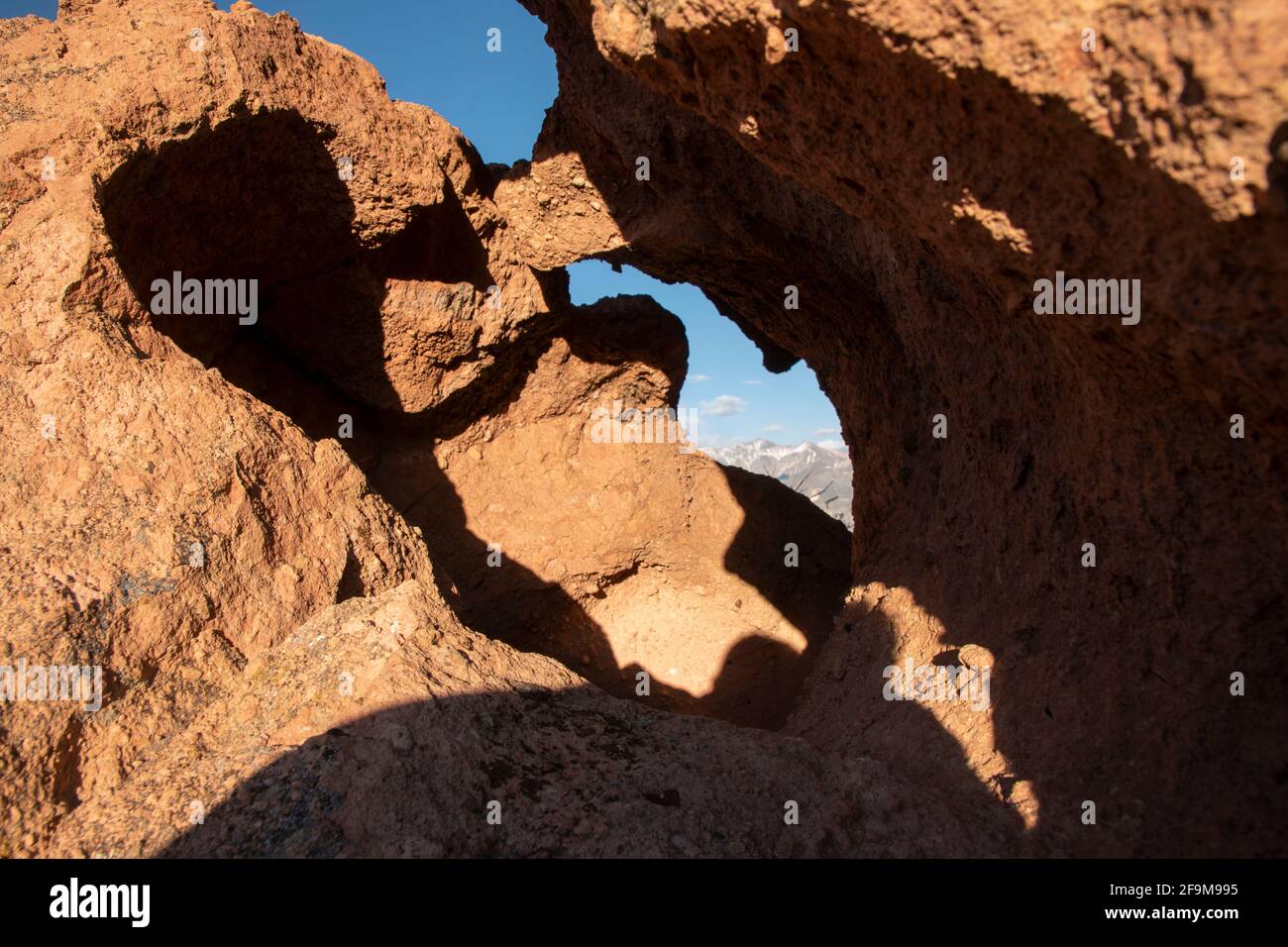 Il Chidago Canyon è un canyon vulcanico naturale della contea di Mono, California, USA, abbastanza largo da consentire il passaggio di un veicolo alla volta. Foto Stock