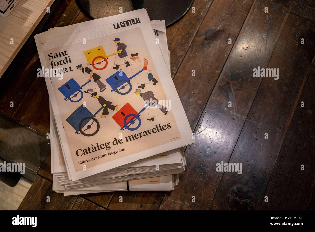 L'edizione informativa delle notizie editoriali per la Giornata di Sant Jordi si trova presso la libreria la Central di Ciutat Vella. Le librerie di Barcellona sono preparate per il tradizionale festival di Sant Jordi Day o la Giornata Internazionale del Libro del 23 aprile, Che quest'anno saranno colpite da restrizioni di capacità dovute alla pandemia di Covid. Foto Stock