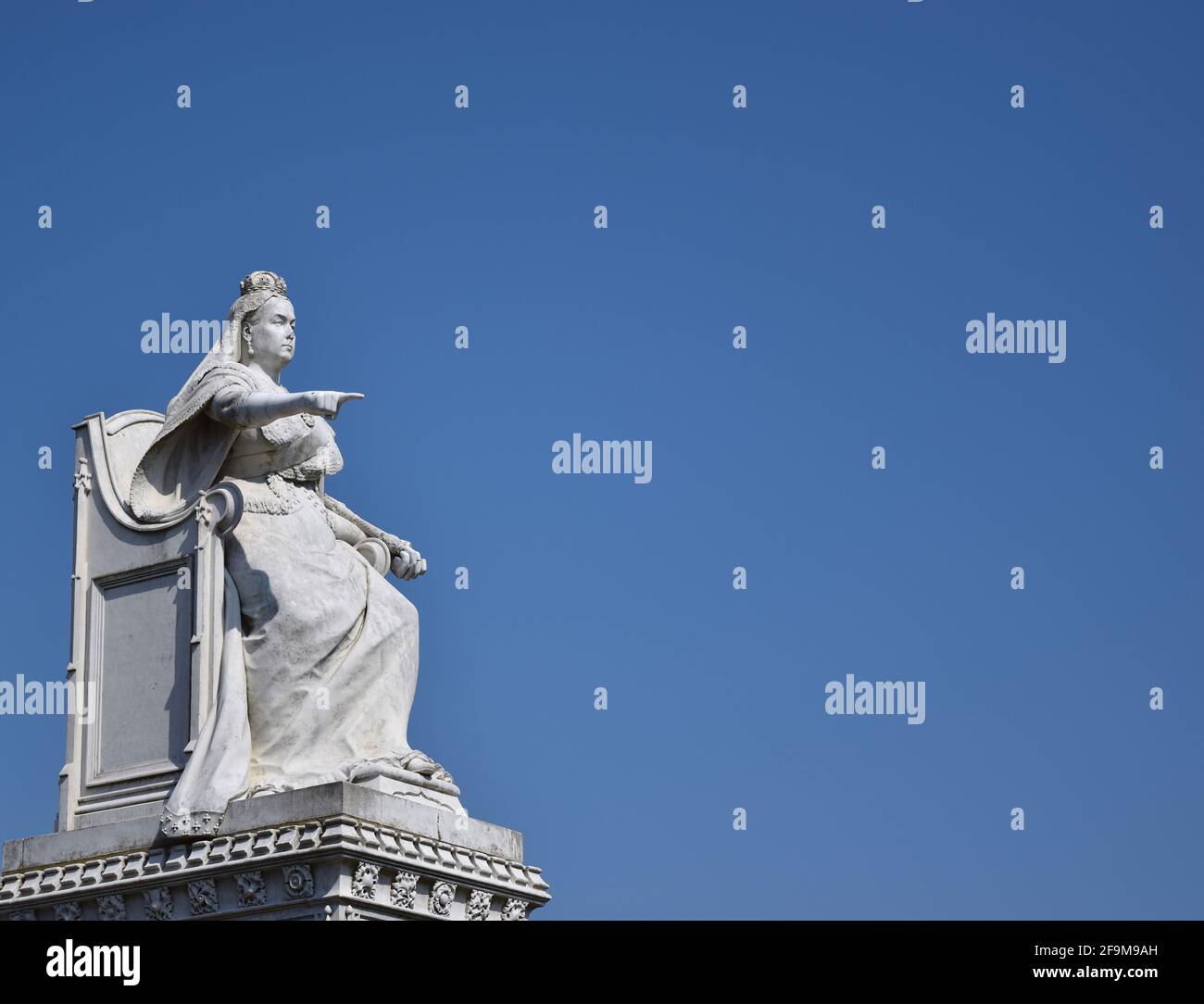 Monumento della Regina Victoria su sfondo blu del cielo. Foto Stock