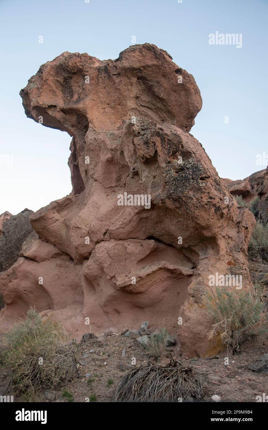 Il Chidago Canyon è un canyon vulcanico naturale della contea di Mono, California, USA, abbastanza largo da consentire il passaggio di un veicolo alla volta. Foto Stock