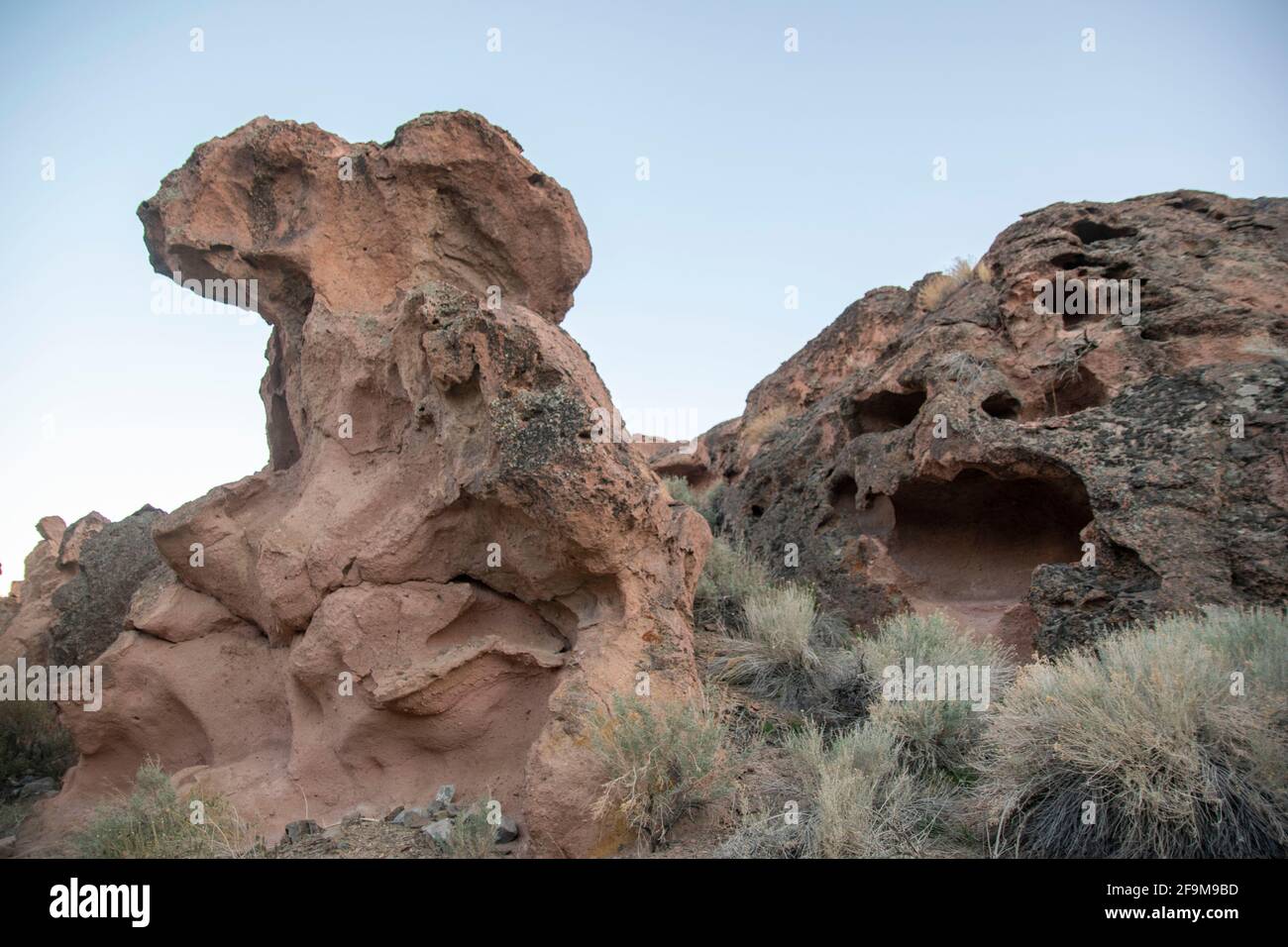 Il Chidago Canyon è un canyon vulcanico naturale della contea di Mono, California, USA, abbastanza largo da consentire il passaggio di un veicolo alla volta. Foto Stock