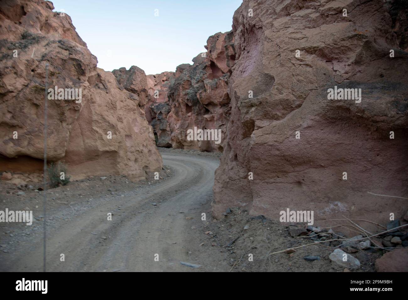Il Chidago Canyon è un canyon vulcanico naturale della contea di Mono, California, USA, abbastanza largo da consentire il passaggio di un veicolo alla volta. Foto Stock