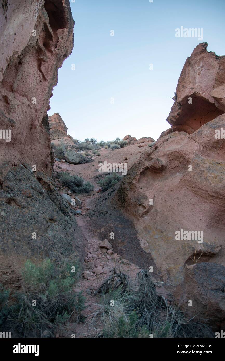 Il Chidago Canyon è un canyon vulcanico naturale della contea di Mono, California, USA, abbastanza largo da consentire il passaggio di un veicolo alla volta. Foto Stock