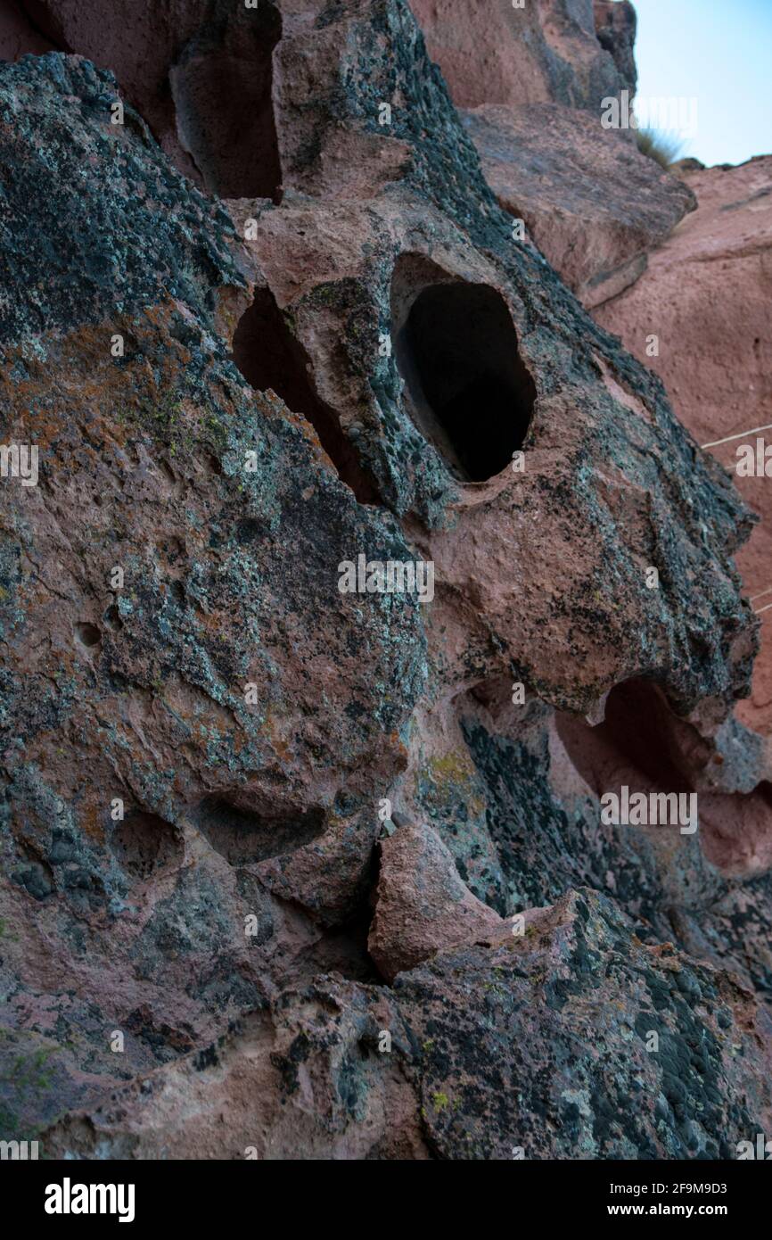 Il Chidago Canyon è un canyon vulcanico naturale della contea di Mono, California, USA, abbastanza largo da consentire il passaggio di un veicolo alla volta. Foto Stock