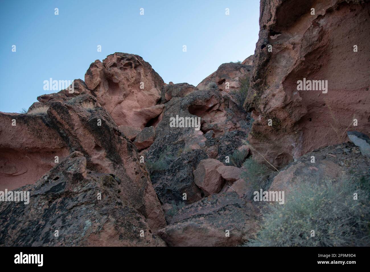 Il Chidago Canyon è un canyon vulcanico naturale della contea di Mono, California, USA, abbastanza largo da consentire il passaggio di un veicolo alla volta. Foto Stock