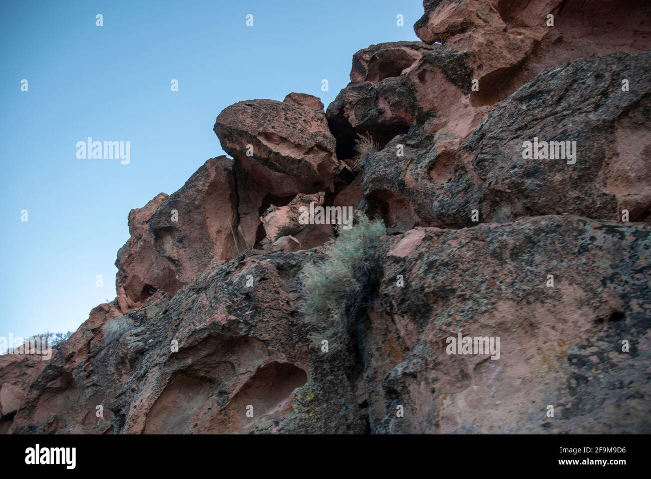 Il Chidago Canyon è un canyon vulcanico naturale della contea di Mono, California, USA, abbastanza largo da consentire il passaggio di un veicolo alla volta. Foto Stock