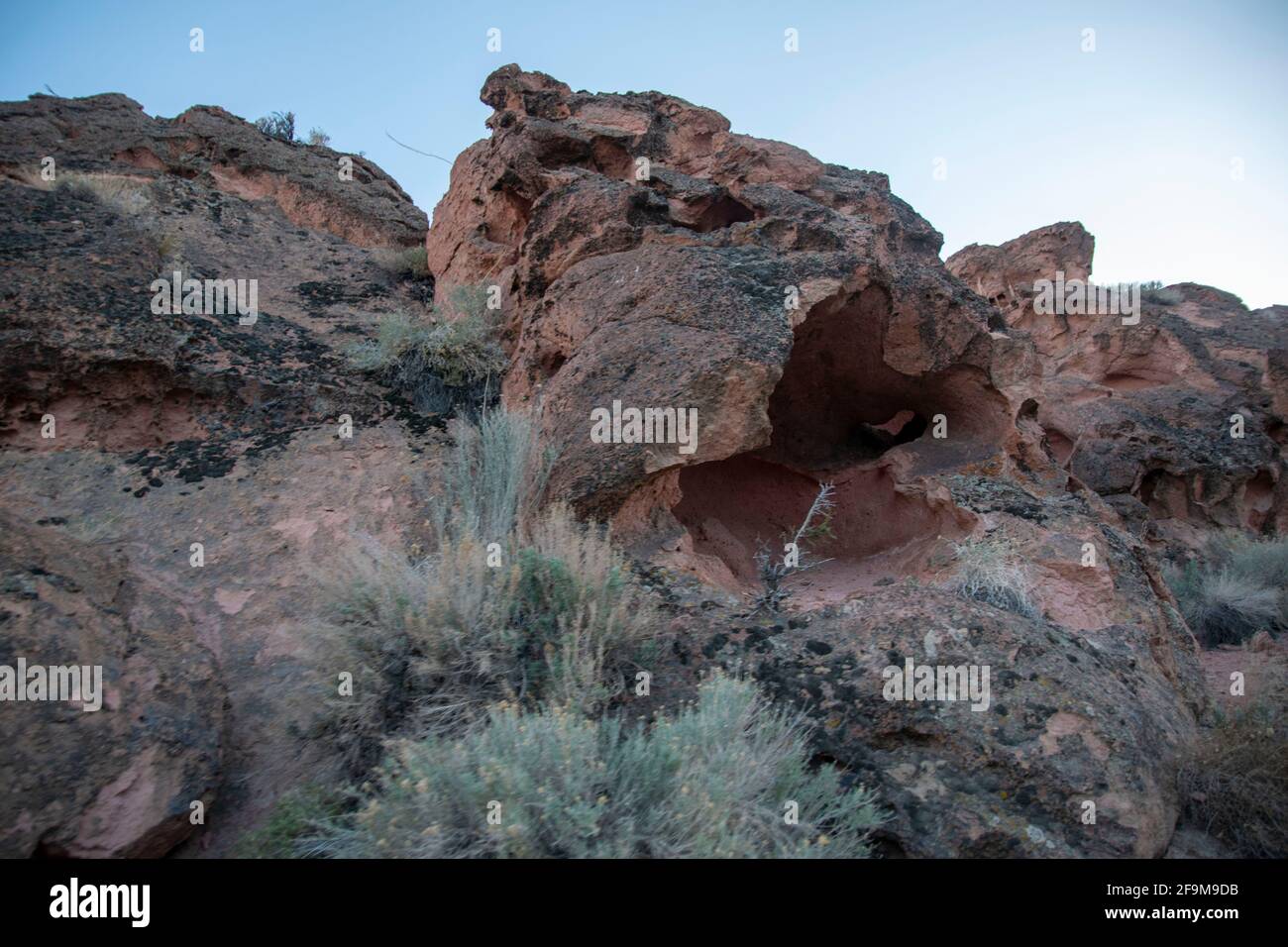 Il Chidago Canyon è un canyon vulcanico naturale della contea di Mono, California, USA, abbastanza largo da consentire il passaggio di un veicolo alla volta. Foto Stock