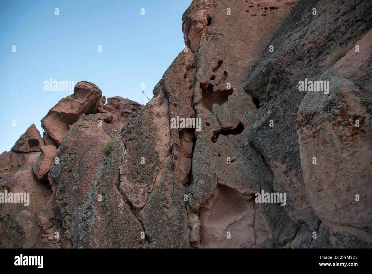 Il Chidago Canyon è un canyon vulcanico naturale della contea di Mono, California, USA, abbastanza largo da consentire il passaggio di un veicolo alla volta. Foto Stock