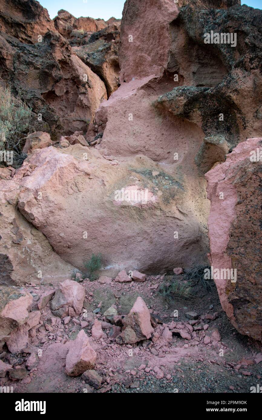 Il Chidago Canyon è un canyon vulcanico naturale della contea di Mono, California, USA, abbastanza largo da consentire il passaggio di un veicolo alla volta. Foto Stock