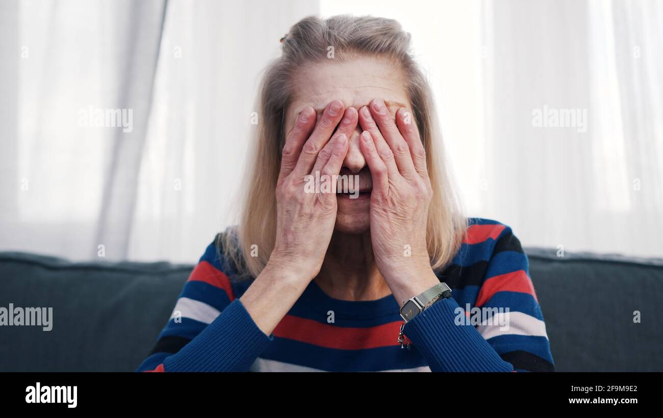 Donna anziana che soffre di mal di testa. Foto di alta qualità Foto Stock