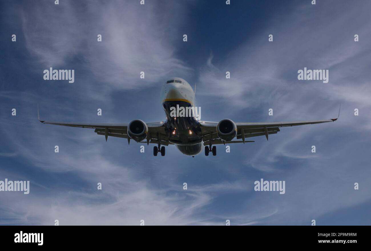 Ryan Air Boeing 737-800 trasporto all'atterraggio Foto Stock