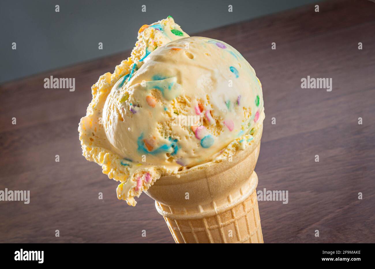 Un cucchiaio di dettagli del cono del gelato Foto Stock