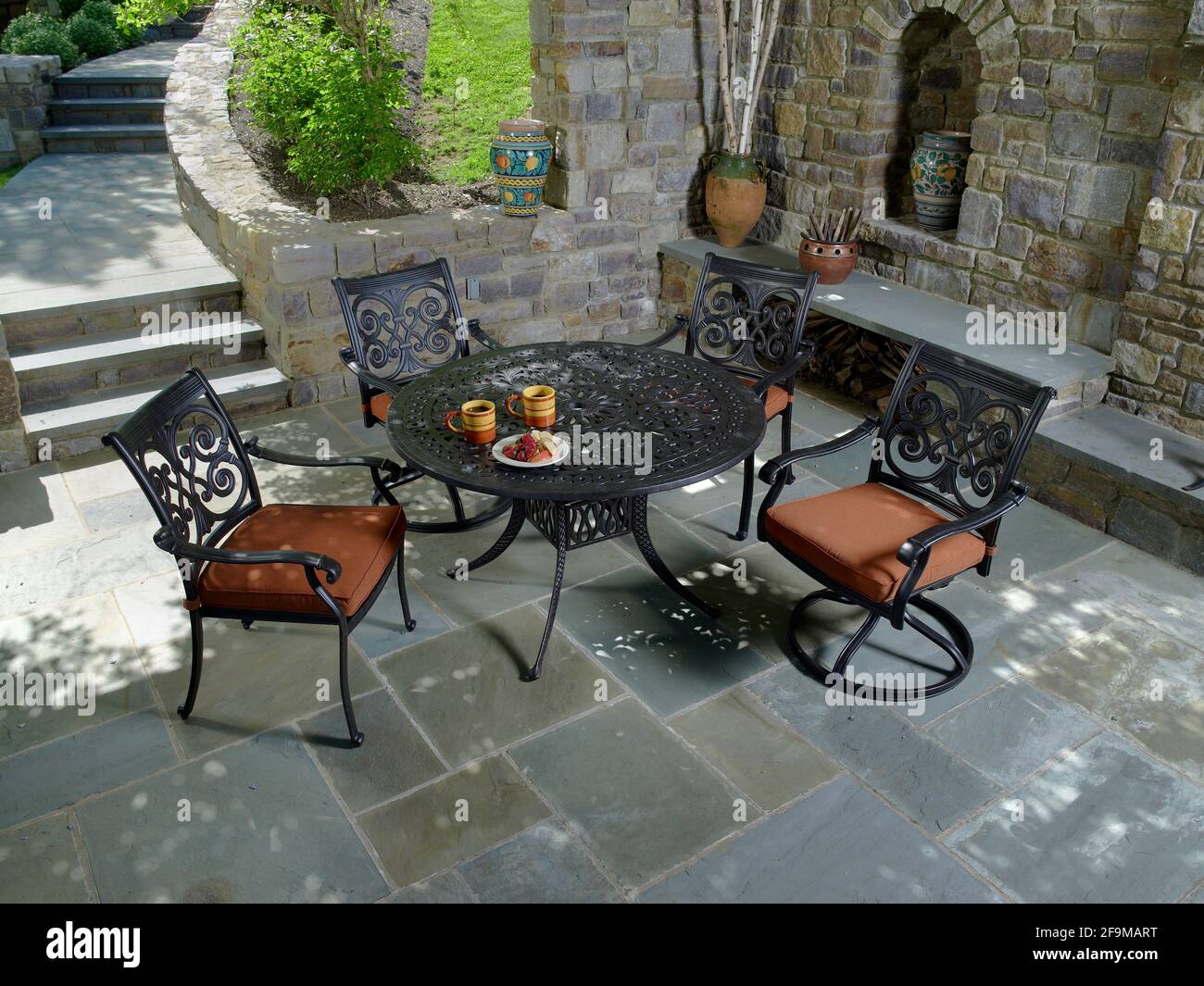 Mobili da esterno su patio in pietra, Pennsylvania, Stati Uniti Foto Stock