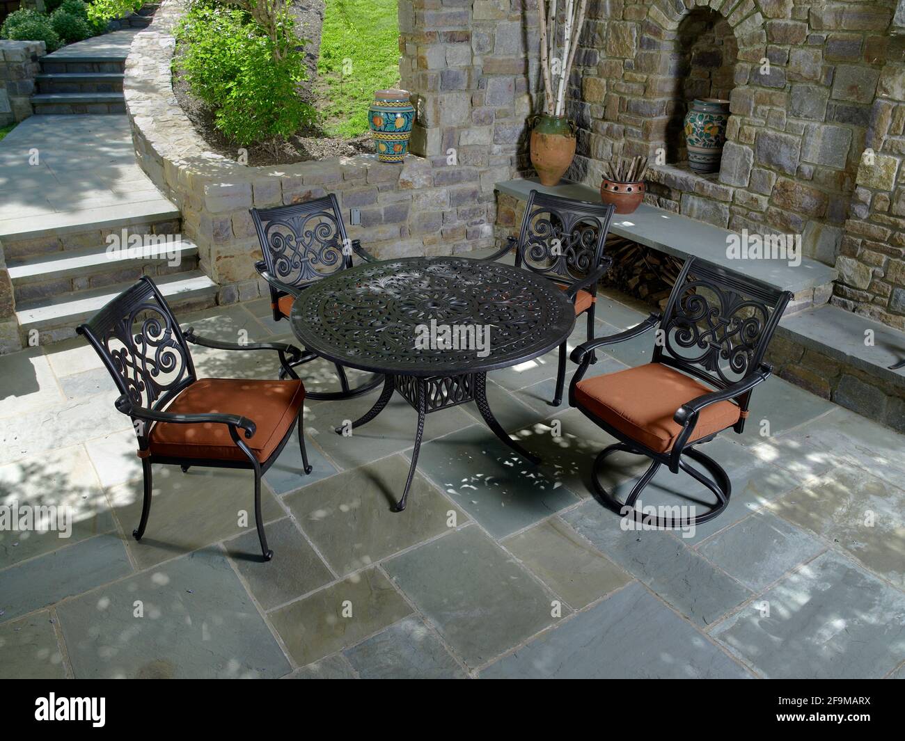 Mobili da esterno su patio in pietra, Pennsylvania, Stati Uniti Foto Stock