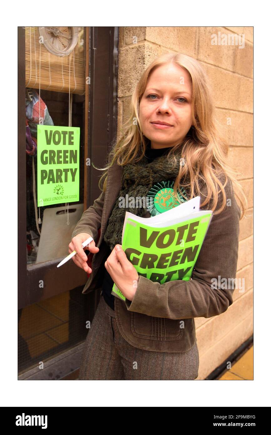 Sian Berry (biondo), candidato verde al Sindaco di Londra, vendicatore il giorno delle elezioni a Highgate, a nord di Londra. Fotografia di David Sandison The Independent 1/5/2008 Foto Stock