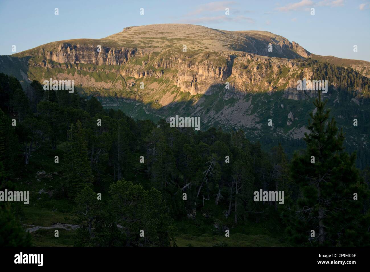 Imposanter über ursprüngliche Berglandschaften im Berner Hohgant-Massiv Foto Stock