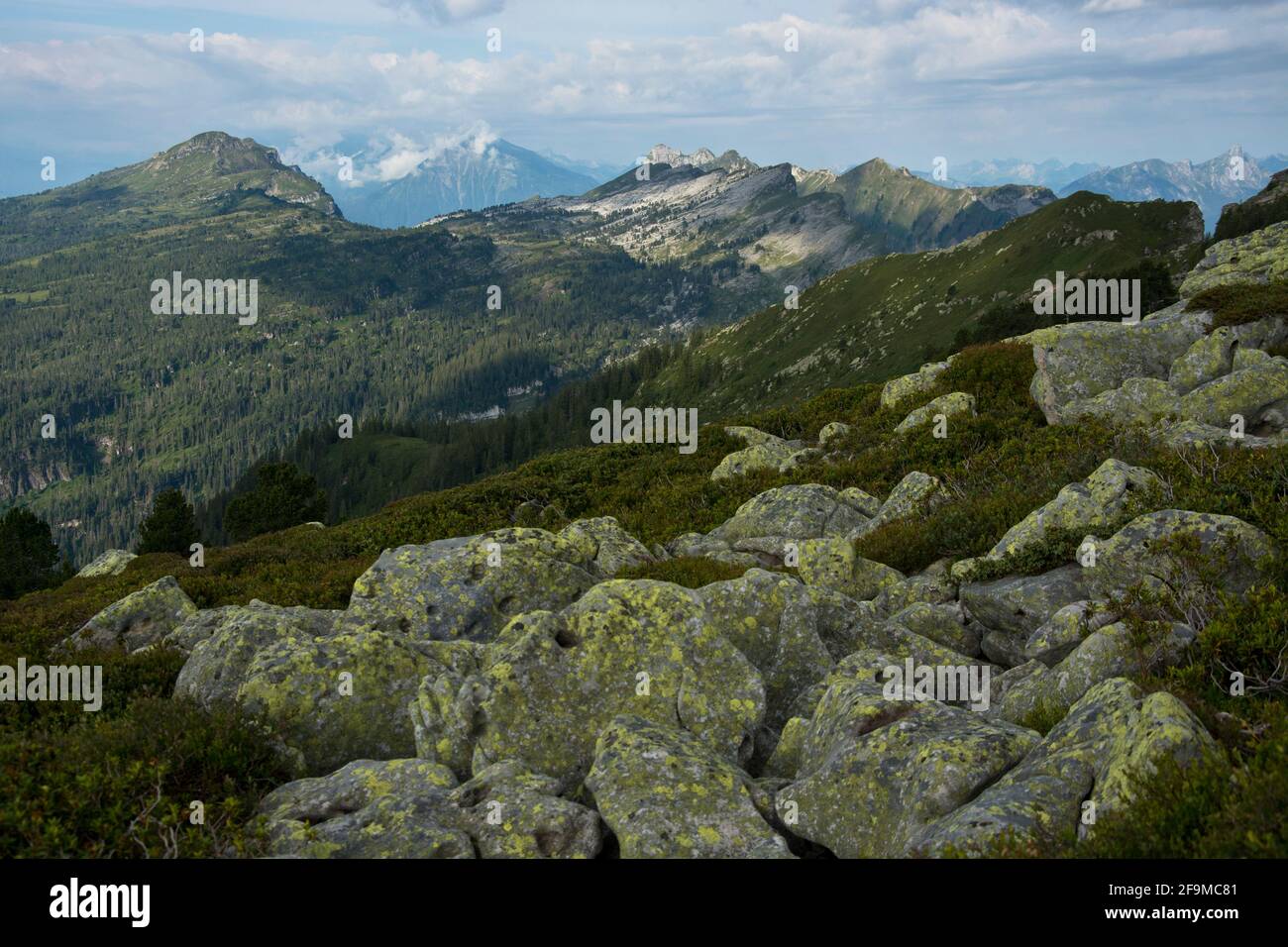 Imposanter über ursprüngliche Berglandschaften im Berner Hohgant-Massiv Foto Stock