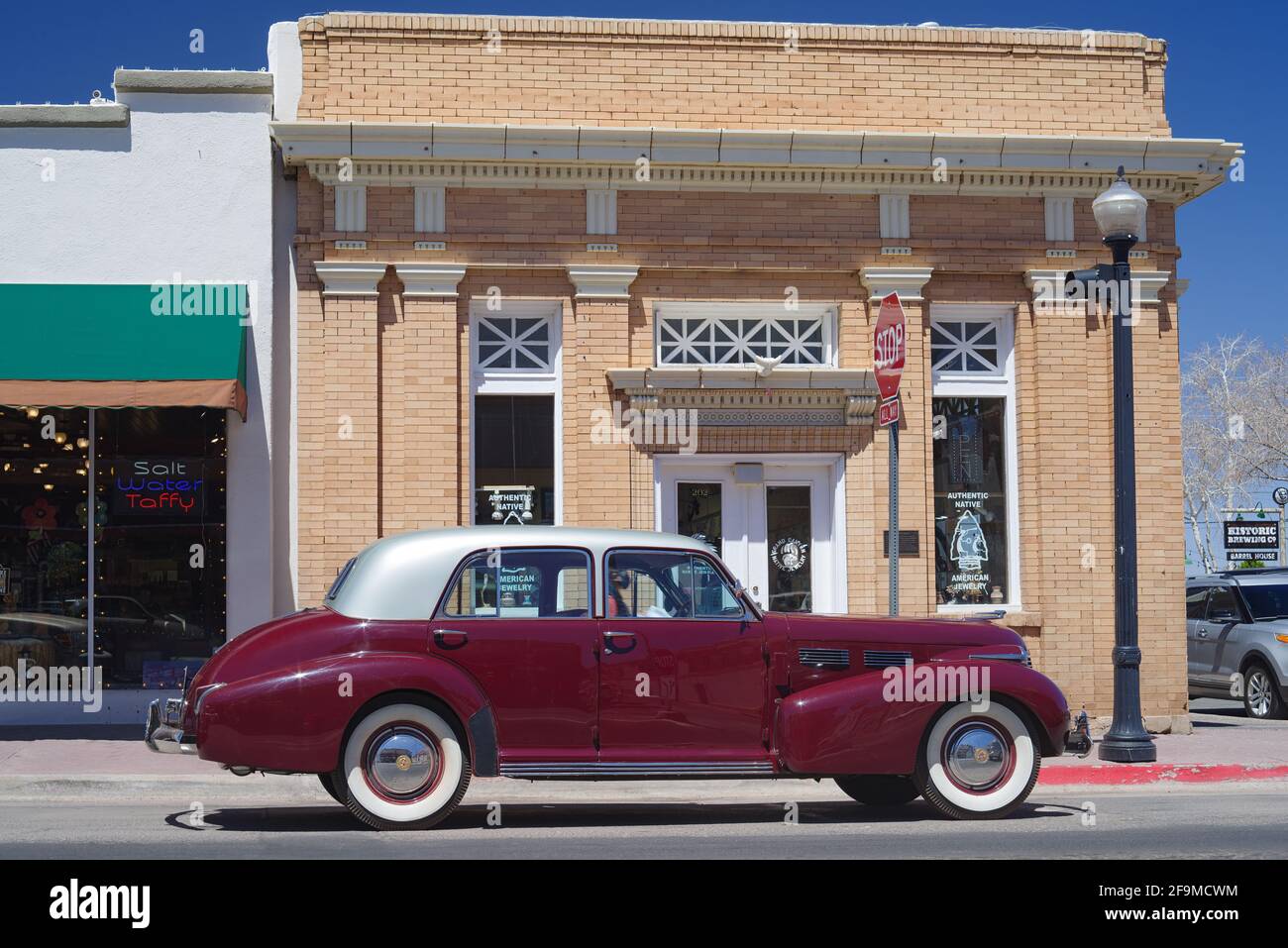 1940 la Sixty Special Cadillac viene mostrata parcheggiata a Williams, Arizona. Foto Stock