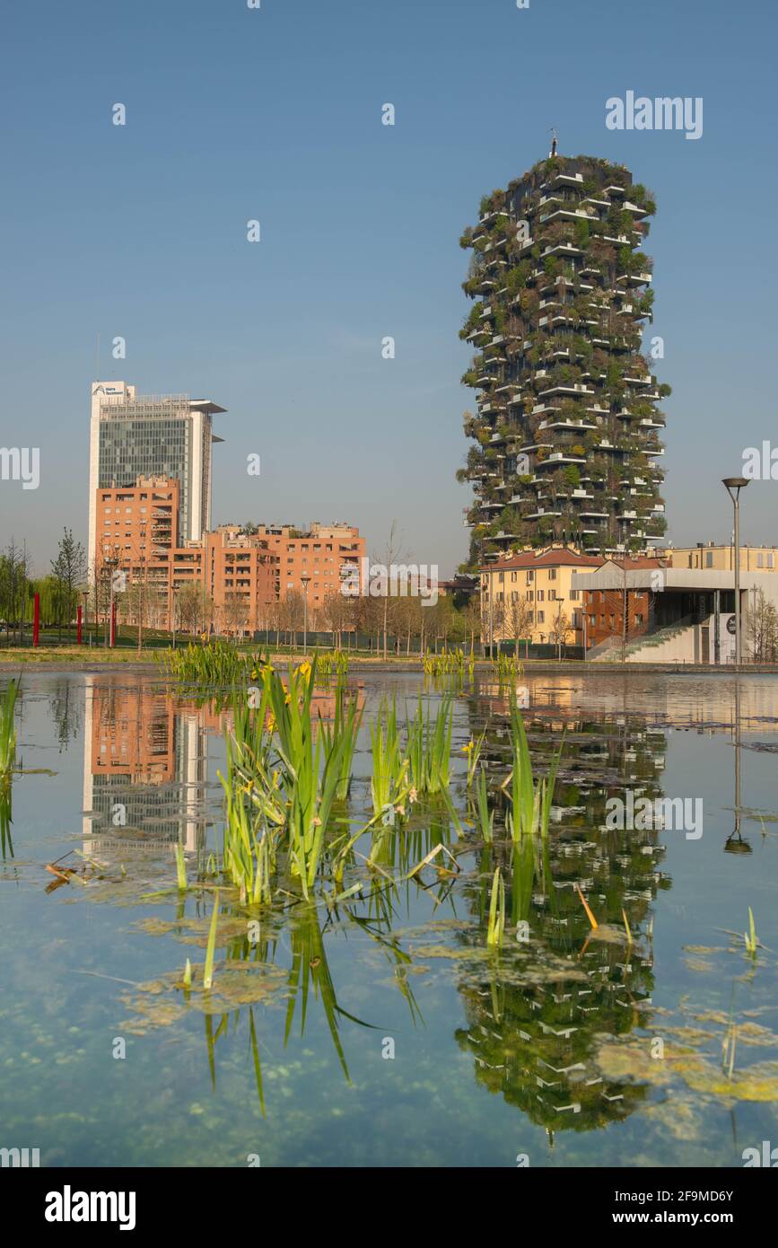 milano italia marzo 29 2021: Bosco verticale 'nuovo e moderno grattacielo con alberi che crescono sui balconi, nel quartiere Isola di Milano che è Ref Foto Stock
