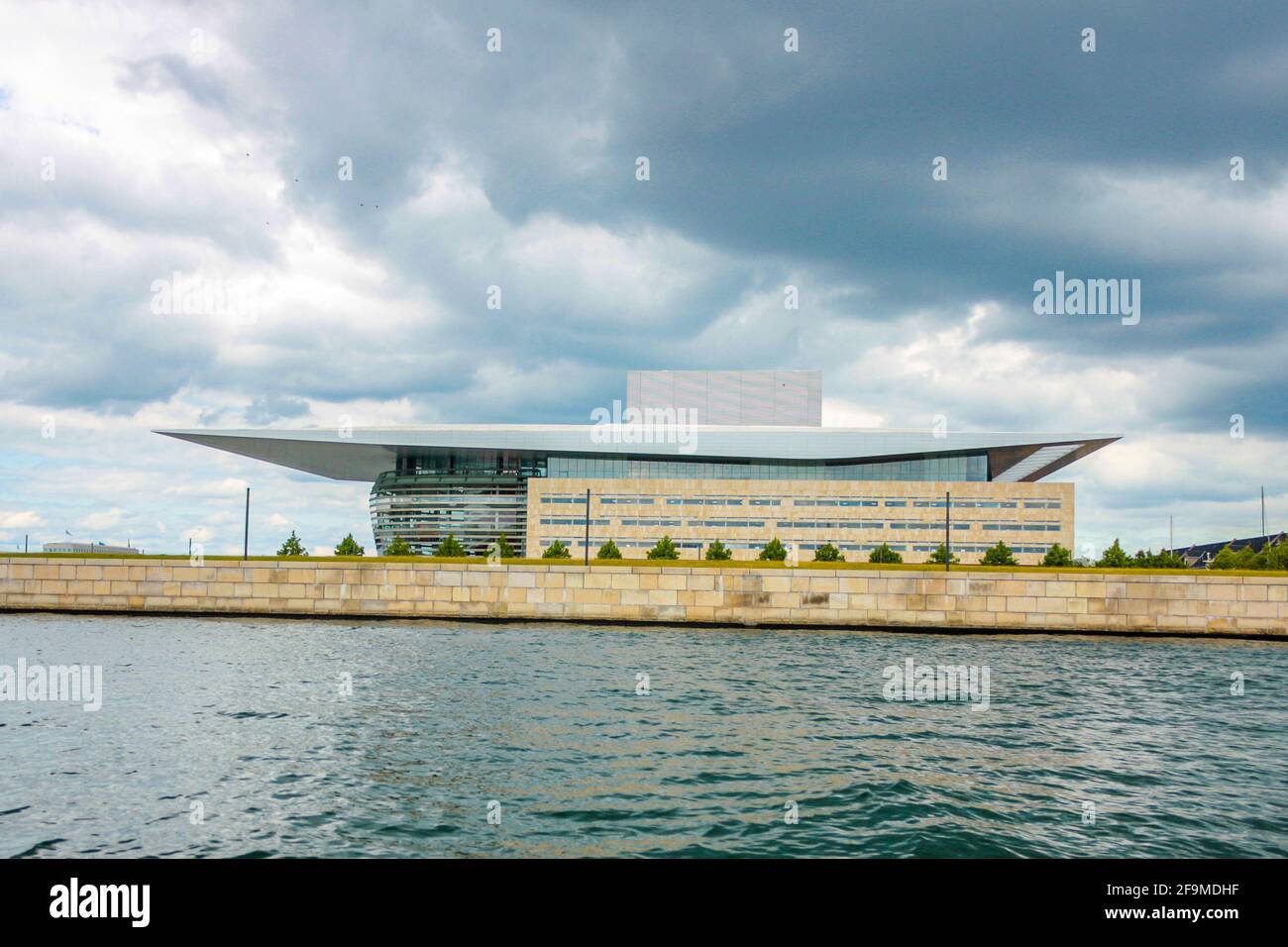 L'architettura contemporanea del Royal Opera House di Copenhagen, Danimarca, si vede dal canale Foto Stock