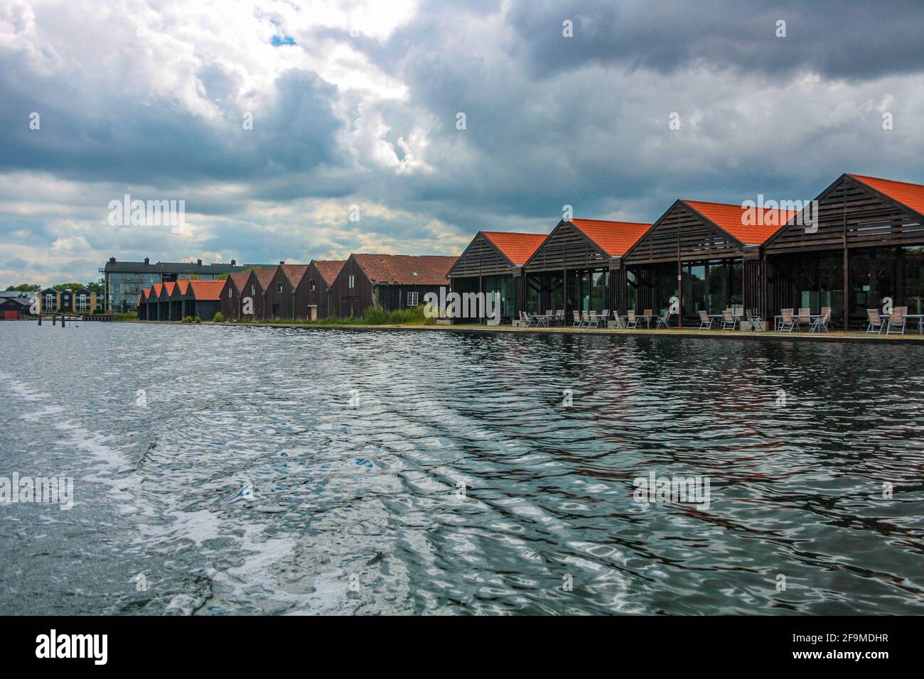 Gli edifici dell'ex porto navale di Copenhagen ora riutilizzati come case e uffici, Danimarca Foto Stock