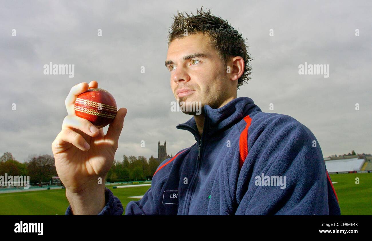 JAMES ANDERSON DI LANCASHIRE E INGHILTERRA, ALLA NUOVA STRADA WORCESTER 28/4/2005 FOTO DAVID ASHDOWNCRICKET Foto Stock