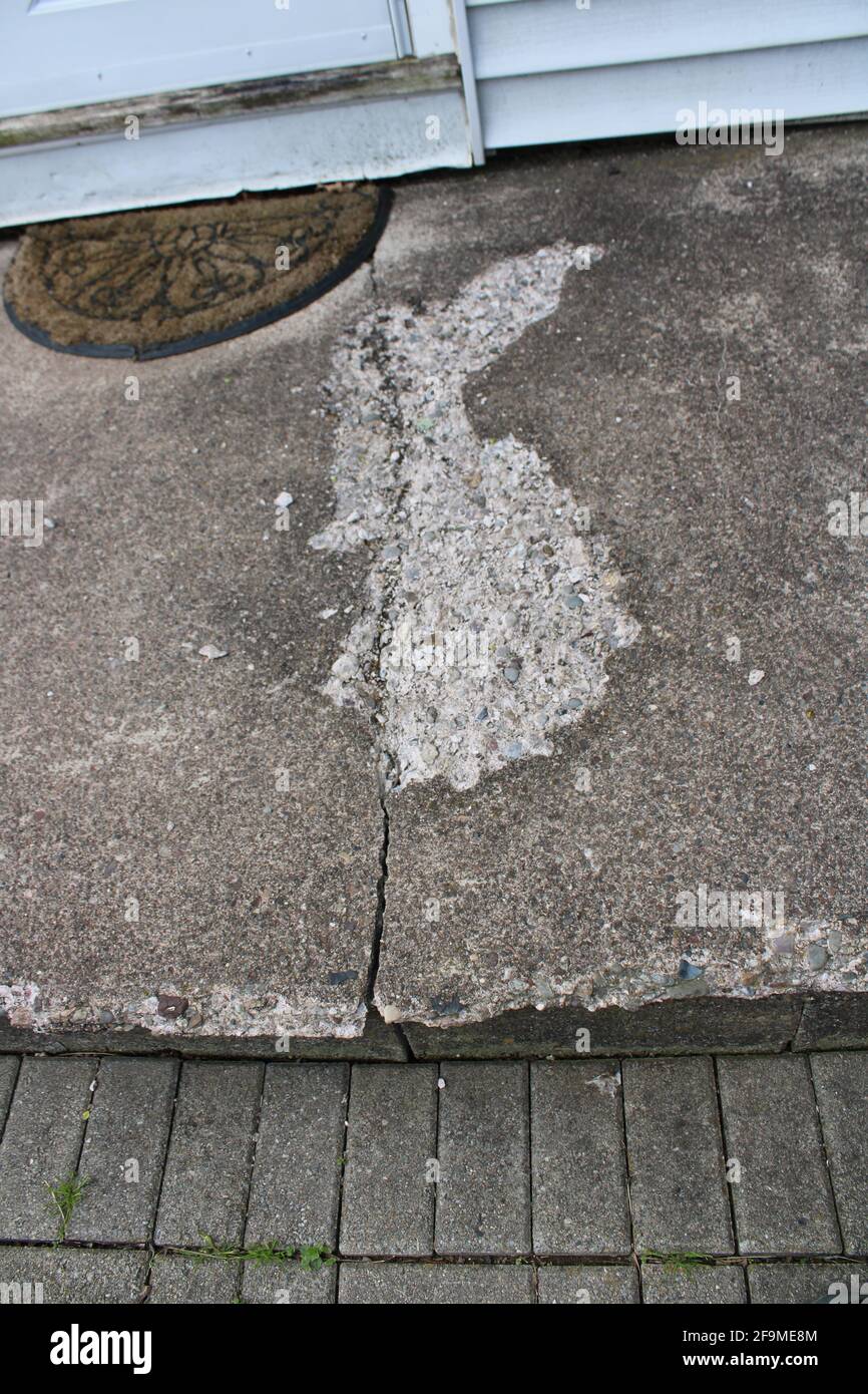 Una rastrelliera in una vecchia lastra di cemento Foto Stock