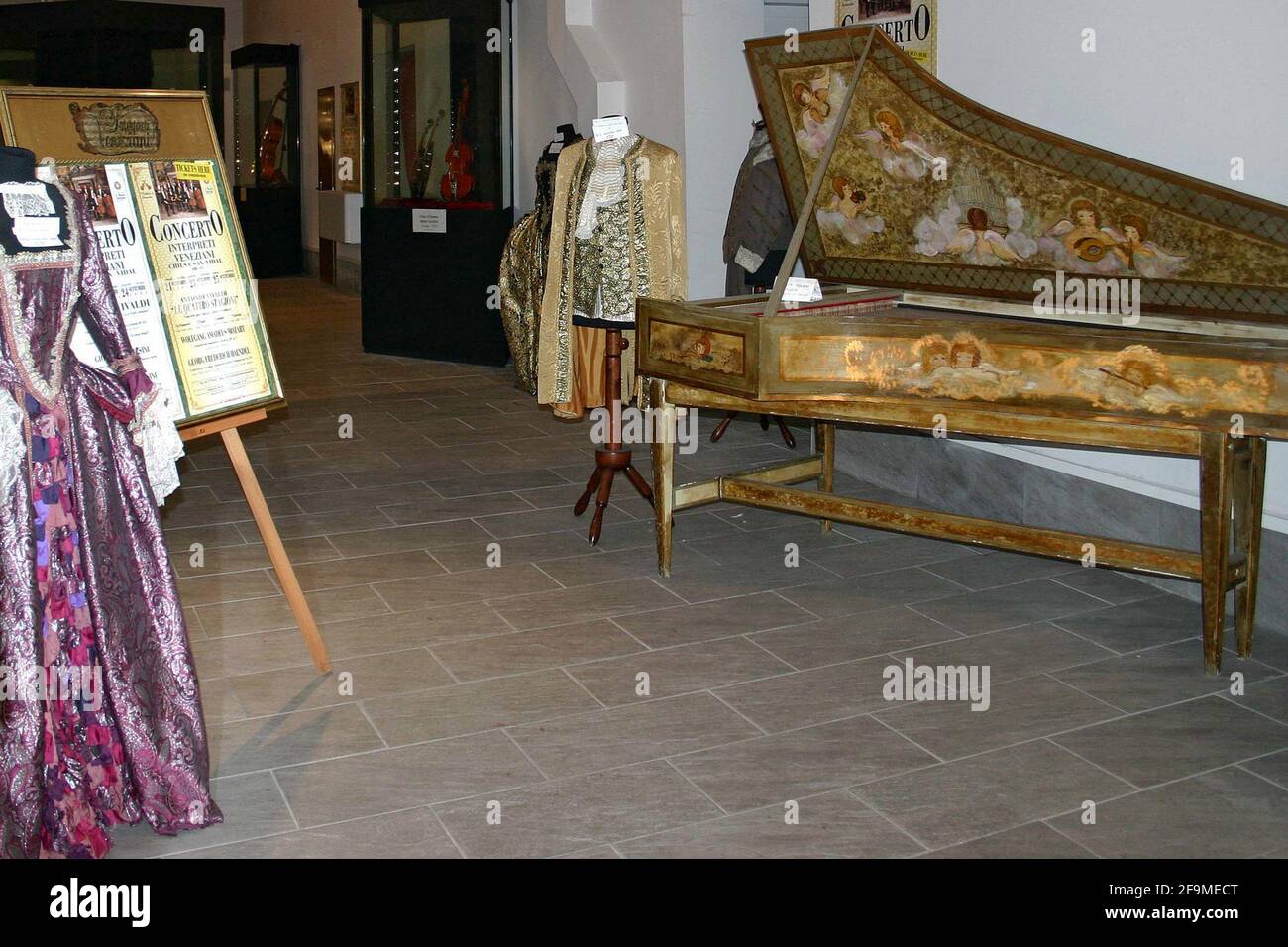 Venezia, Italia. Situato nel corridoio del Museo della Musica. Pianoforte vecchio conservato. Foto Stock
