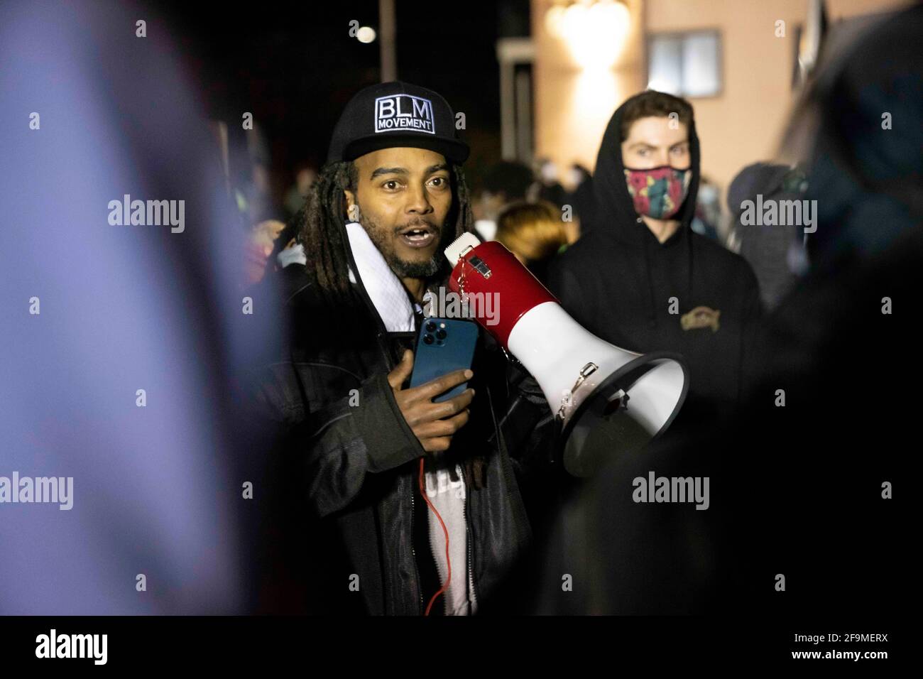 Brooklyn Center, Minnesota, Stati Uniti. 17 Apr 2021. Il 17 aprile 2020 un protestore parla in un megafono fuori dal Brooklyn Center Police Department. Le proteste continuarono per la settima notte consecutiva dopo che l'ex ufficiale Kim Porter uccise Daunte Wright, 20 anni, in una fermata del traffico. Credit: Dominick Sokotoff/ZUMA Wire/Alamy Live News Foto Stock