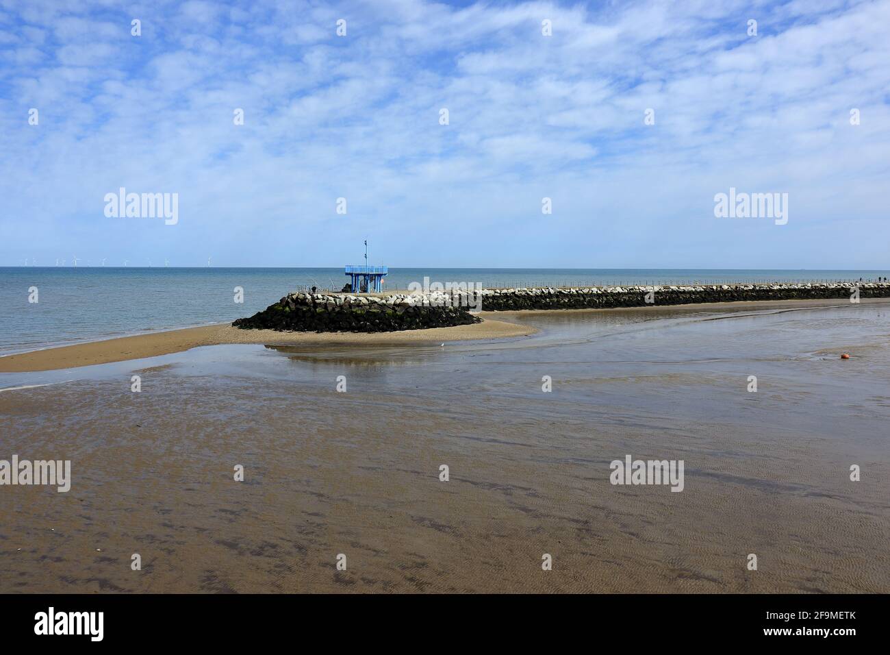 Una vista sulla spiaggia e Neptunes Arm a Herne Baia Foto Stock