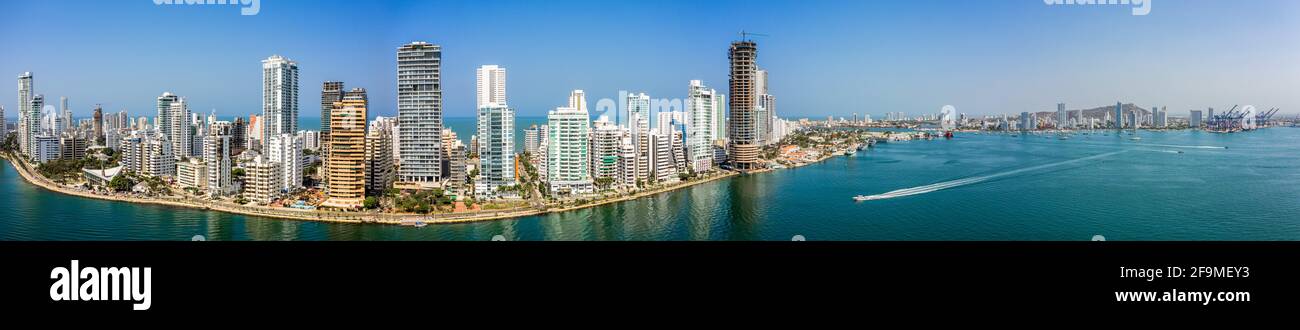 Vista panoramica aerea della città moderna di Cartagena e del porto di carico Colombia Foto Stock