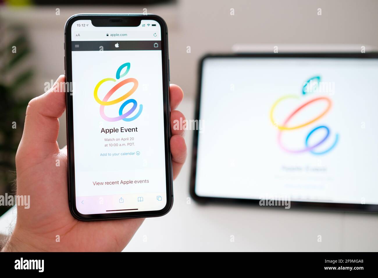 Apple Event 2021 sullo schermo di iPhone e iPad Pro. STATI UNITI, San Francisco, aprile 2021. Foto Stock