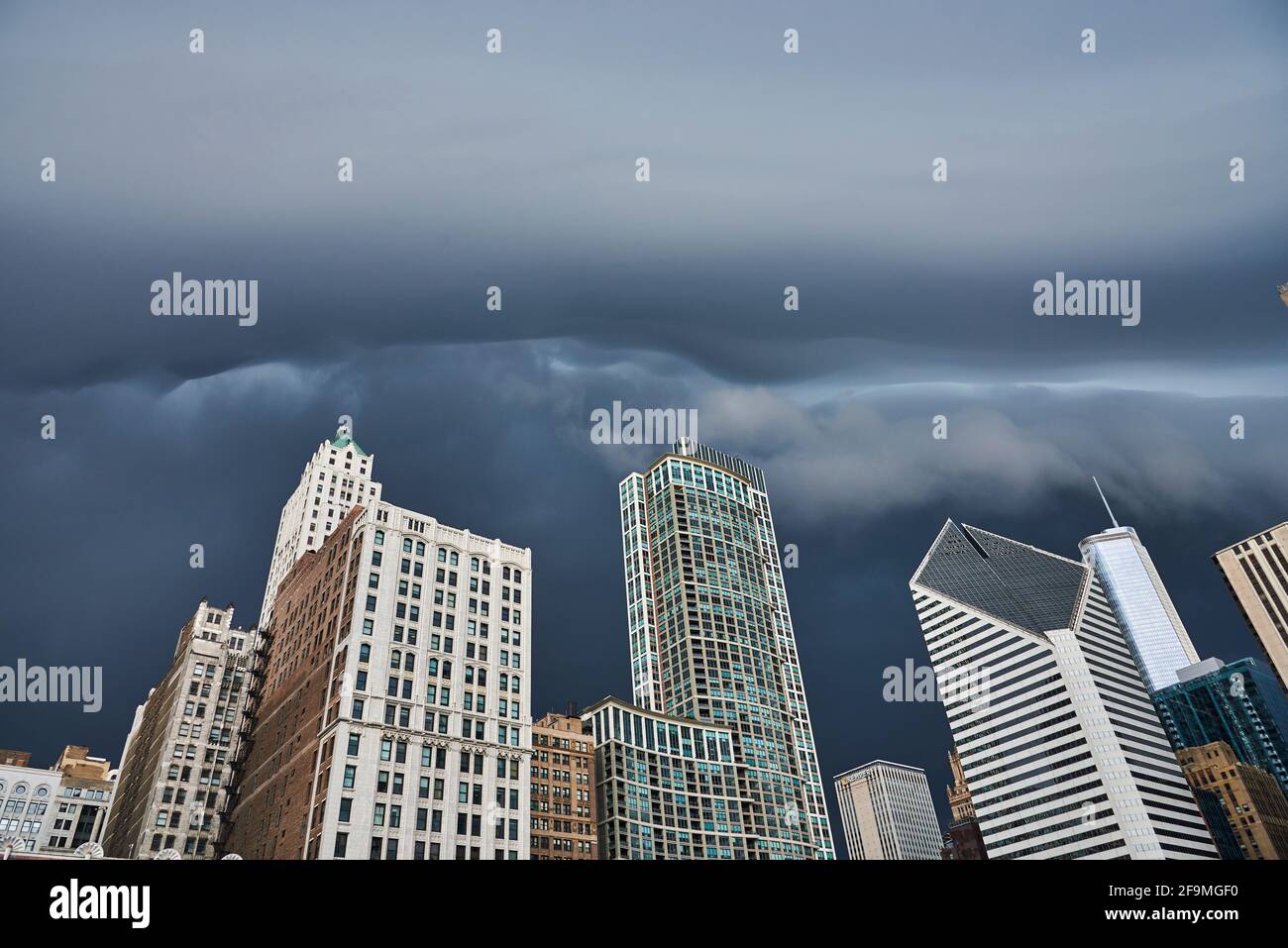 Drammatiche nubi di fronte alla tempesta che si radunano sullo skyline di Chicago Foto Stock
