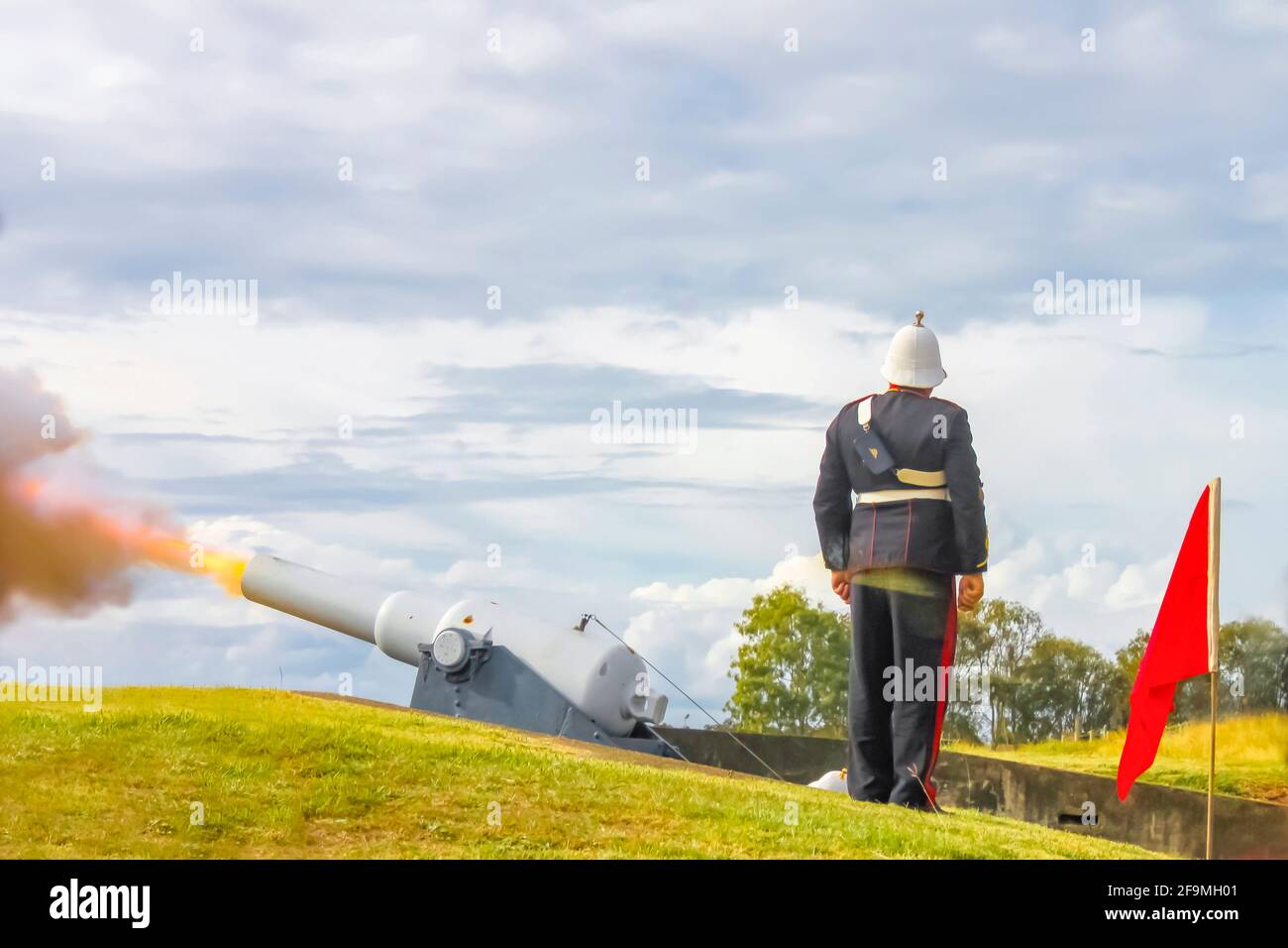 Il soldato australiano di rievocazione era cannone è fired.jpg Foto Stock
