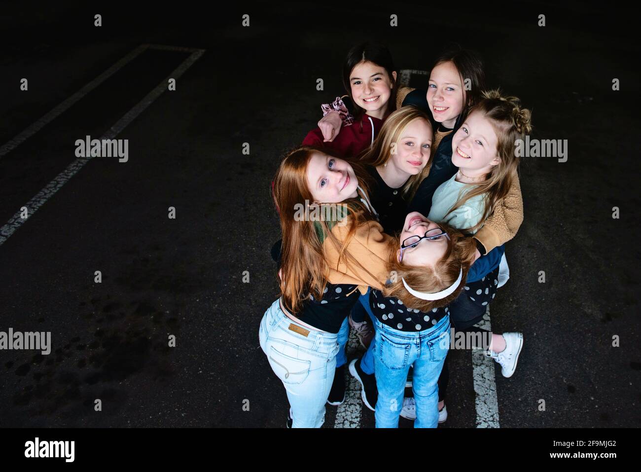 Gruppo di 6 ragazze cute di Tween che appendono fuori divertendosi nella città. Foto Stock